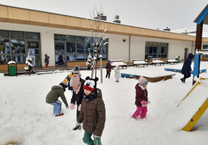 04 Dzieci bawią się na śniegu